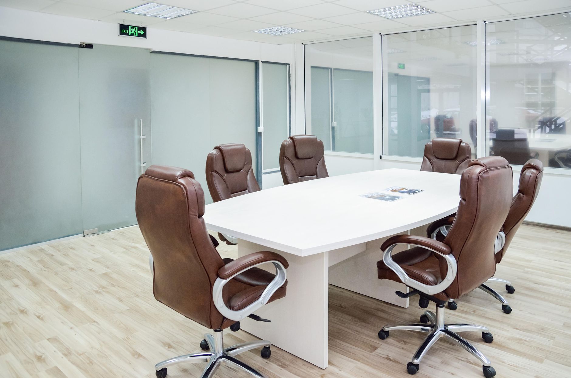 Mødelokale med langt bord og kontorstole